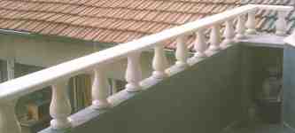 Парапет с малки балюстри на балкон от врачански камък