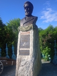 Изглед отблизо на паметника. Джанюариъс Макгахан Januarius MacGahan, перо, по-силно от куршум. От признателния български народ