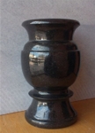 Стругована кръгла ваза от черен гранит