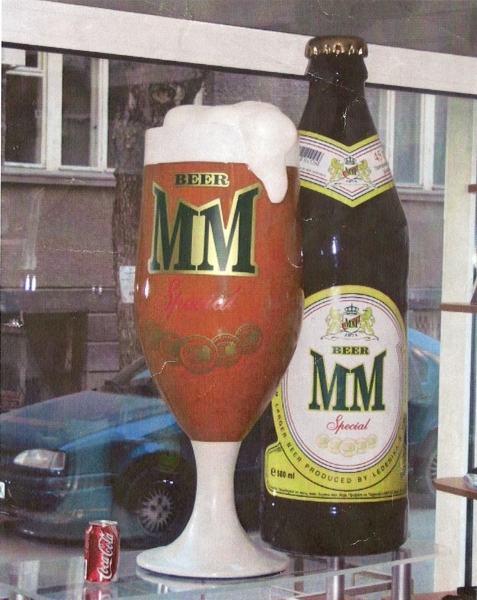 Макет на бутилка и чаша с бира