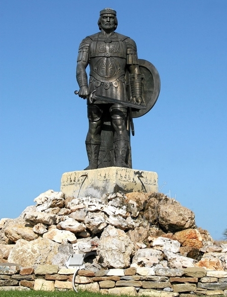 Скулптура на цар Калоян, общ изглед