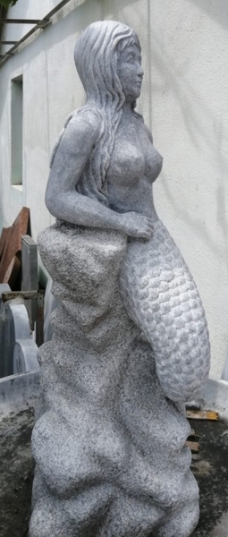 Фигура на морска сирена от сив мрамор, изглед отстрани