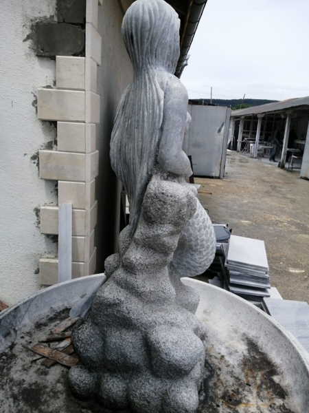 Фонтан с фигура на морска сирена от сив мрамор, изглед от задната страна