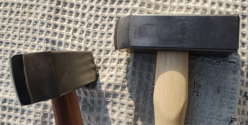 Hartmetallbestückte Spalthämmer, Gewicht 1200 Gramm, mit Holzgriff, Nahaufnahme – Originalfoto der Werkzeuge