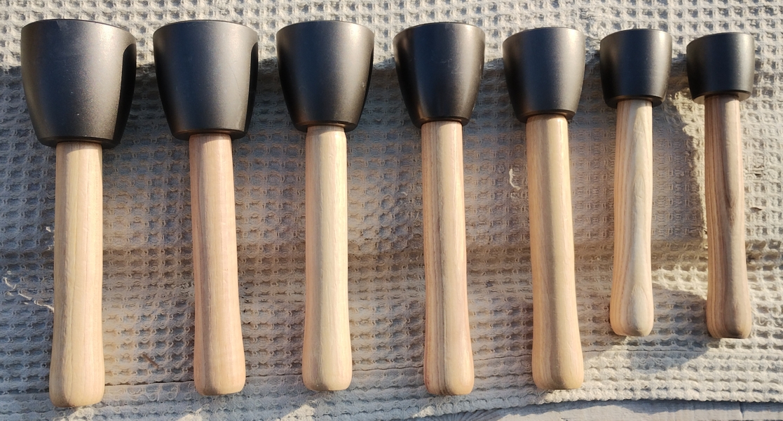 Runde Stahlhämmer für manuelle Arbeiten, Gewicht 300, 400, 600, 800, 1000, 1250, 1450 Gramm, mit Holzgriff – Originalfoto der Werkzeuge