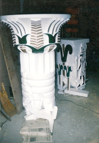 Columns with ornaments as decoration in a disco