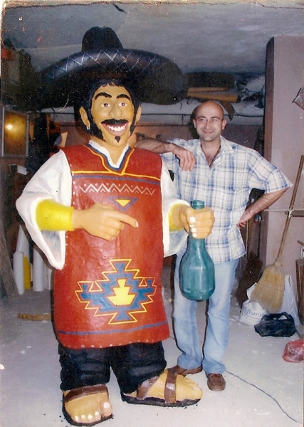 Figure of a Mexican man with a bottle of tequila in his hand