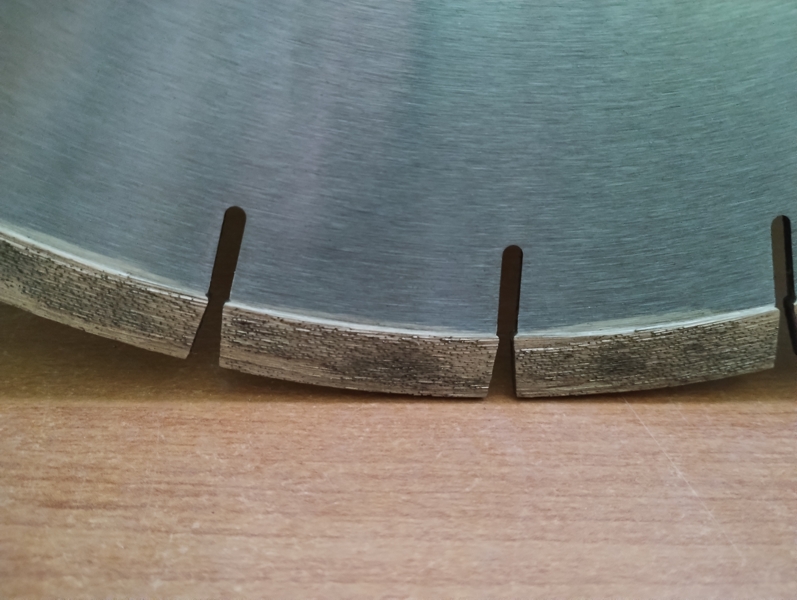 Silent ZENESIS marble cutting disc with stacked diamonds, for stationary machine. Diameter 350 mm. Close-up view of the segments