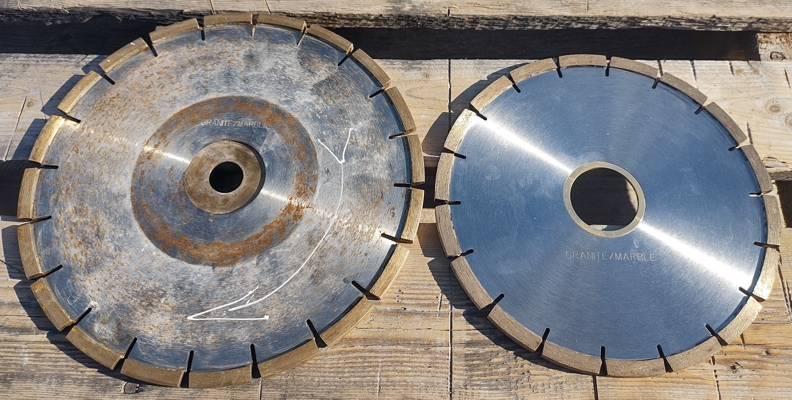 Comparative view of the discs for a water retaining channel with a diameter of 300 and 250 mm. The central hole is 60 mm, I add a disc with a different diameter at your request
