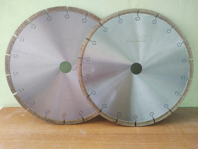 Diamond blade with small segment spacing and spiral cuts to dampen vibrations, for clean, precise cutting of marble and limestone. Diameter 250 mm, center hole 25.4 mm, segment height 10 mm