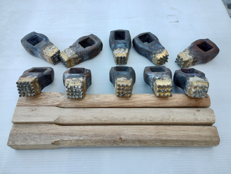 Bushhammers with 9, 12, 16, 20 and 25 teeth. Wooden handles