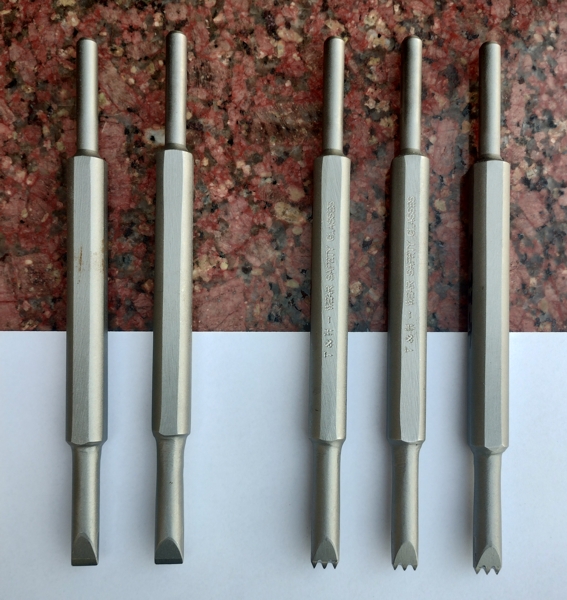 Carbide chisels for BANTAM pneumatic pen, Width 10 mm, with STRAIGHT and SERRATED tip - real photo of the tools