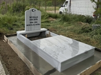Muslim monument with crescent and star, inscription in carved black letters, pedestal, high massive curb, roof slab to the middle, cement path, concrete base