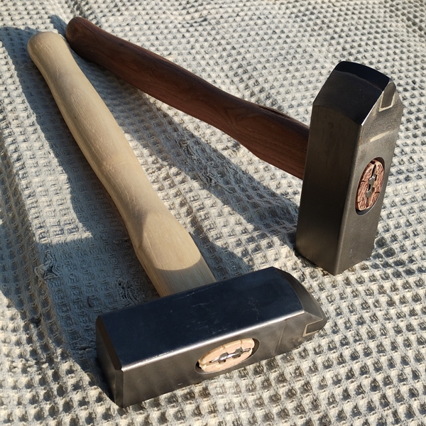 Marteaux à fendre à pointe carbure, poids 1200 grammes, manche en bois, vue de profil - photo réelle des outils