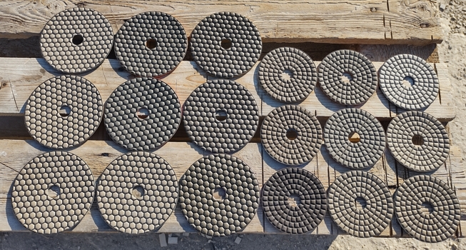 Шкурки за сухо шлайфане и полиране на гранит, гранитогрес и стъкло. Диаметър 125 и 100 мм, сравнение