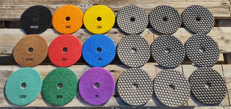 Шкурки за сухо шлайфане и полиране на гранит, гранитогрес и стъкло. Лице и гръб на шкурките, диаметър 125 мм