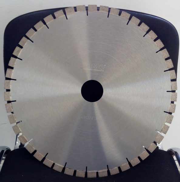 Диамантен диск за рязане на гранит с диаметър 450 мм, височина на сегмента 15 мм