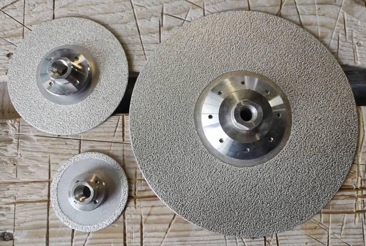 Дискове за сухо рязане и шлайфане, на които цялото лице е покрито с диамантен абразивен слой - Фул фейс, изработени по брейзед технология, обратна страна