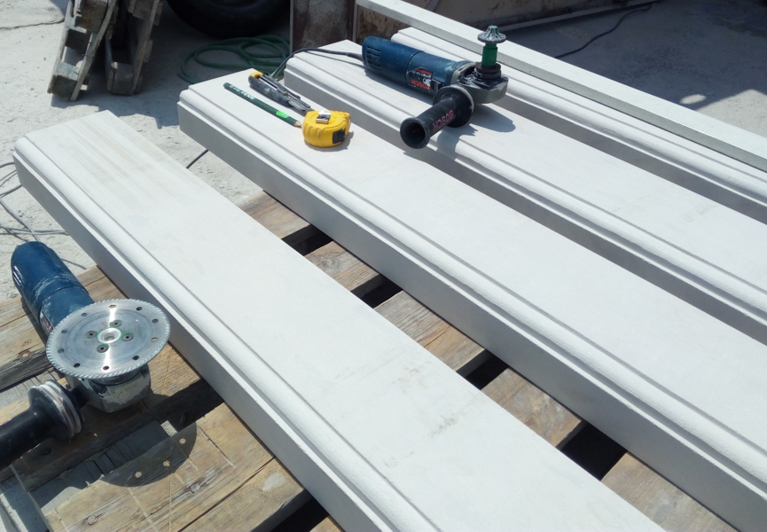 Изглед на профила на бордюра и необходимите инстлументи за изработката му