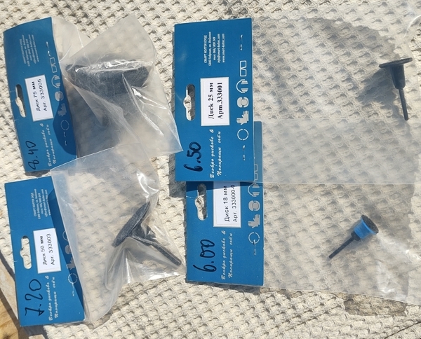 Умерено твърди подложки с велкро закрепване, с опашки 3 или 6 мм за прав шлайф