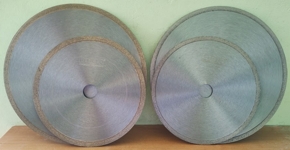 Дискове с диаметър 250 мм и 200 мм, отляво са дисковете с мек сегмент, за рязане на мрамор и варовик, отдясно са дисковете за рязане на твърди и абразивни материали, с непрекъснат сегмент за прецизно рязане
