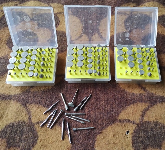 Общ изглед на кутии с комплекти шлайфгрифери за мрамор с опашка 3 мм