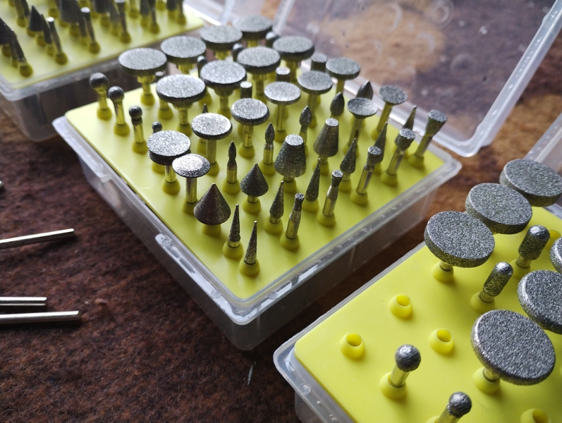 Разположение в кутията на шлайфгрифери за мрамор с опашка 3 мм в едър план, изглед отдясно