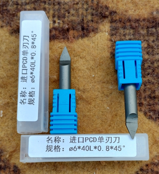 Фрезери от поликристален диамант PCD, диаметър на захвата 6 мм, обща дължина 40 мм, ъгъл при върха 45 градуса, заобляне при върха 0.8 мм