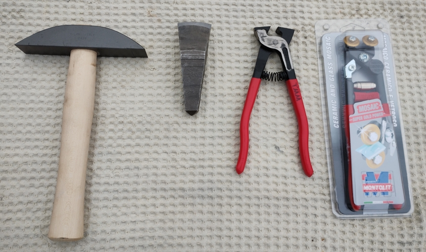 Инструменти за оформяне на парчета за мозайка, изглед от към дръжките