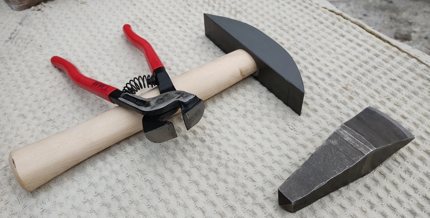 Чук за оформяне на детайли за мозайка с дървена дръжка и карбидни остриета от двете страни, тегло 800 гр. Подложно длето, клин за оформяне на мозайки от закалена стомана. Клещи за мозайка с карбидни остриета