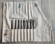 Set di scalpelli EUROP in metallo duro per intaglio a mano e lettering e un tracciante, inseriti in una custodia di stoffa - foto reale degli strumenti