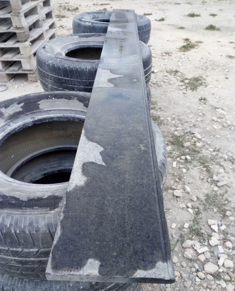 Външен подпрозоречен перваз от тъмносив гранит Blue galaxy, обратна страна с водобранен канал