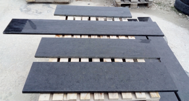 Други первази от тъмносив гранит Blue galaxy