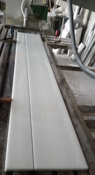 Разкрояване на заготовки за подпрозоречни первази от бял мрамор