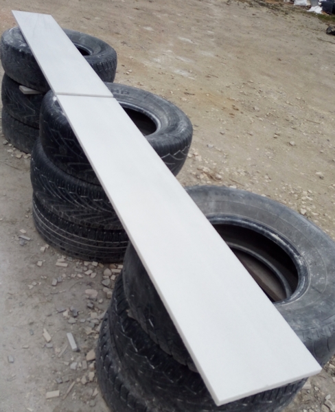 Вътрешен подпрозоречен перваз от бял мрамор с право чело и полирана фаска, от две части