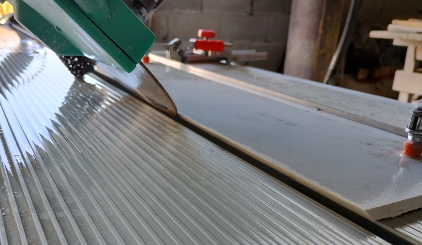 Рязане на гранитогрес на 45 градуса, на машина с диамантен диск и водно охлаждане