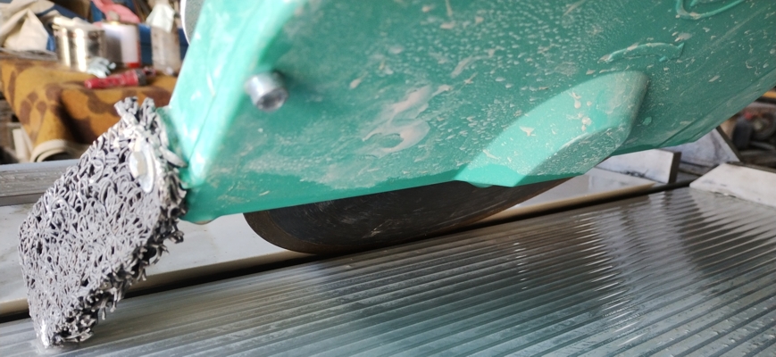 Рязане на гранитогрес на 45 градуса, на машина с диамантен диск и водно охлаждане, друг изглед