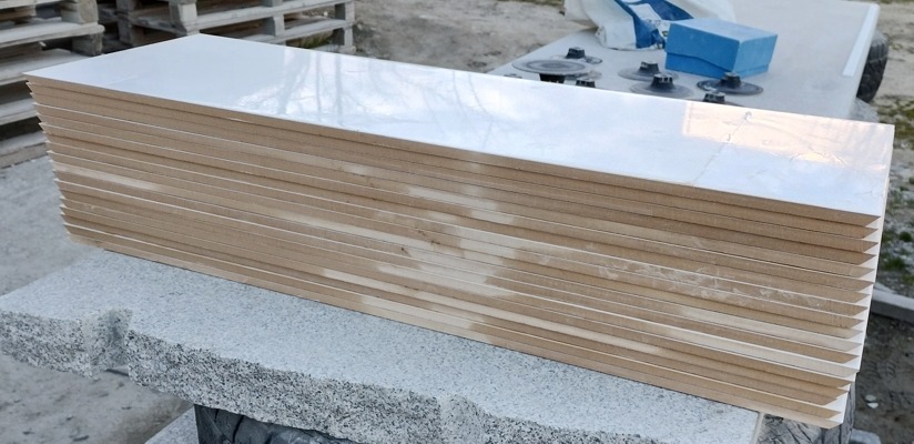 Плочи с герунг на двете къси страни за обличане на колона