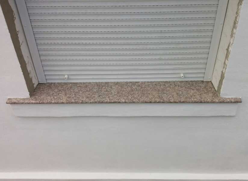 Подпрозоречен перваз, който е монтиран преди топлоизолацията.