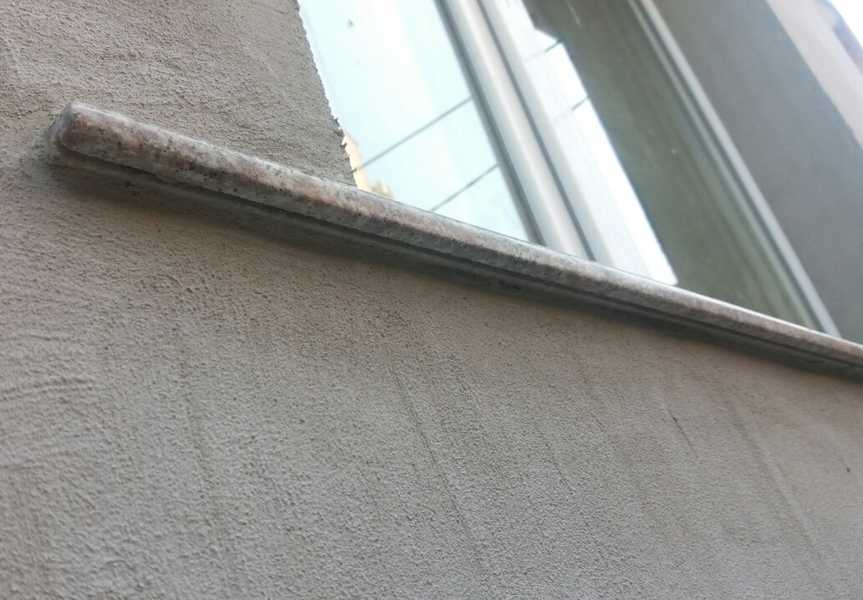 Изглед на външен перваз отдолу. Вижда се водобранният канал.