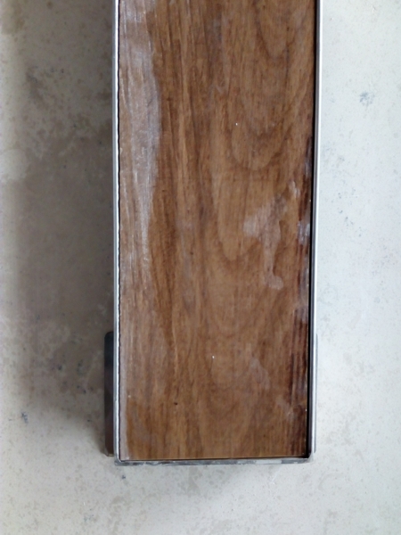 Снимка в едър план на плътното поставяне на гранитогреса в металния сифон