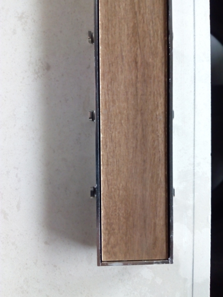 Снимка в едър план на плътното поставяне на гранитогреса в тесния сифон