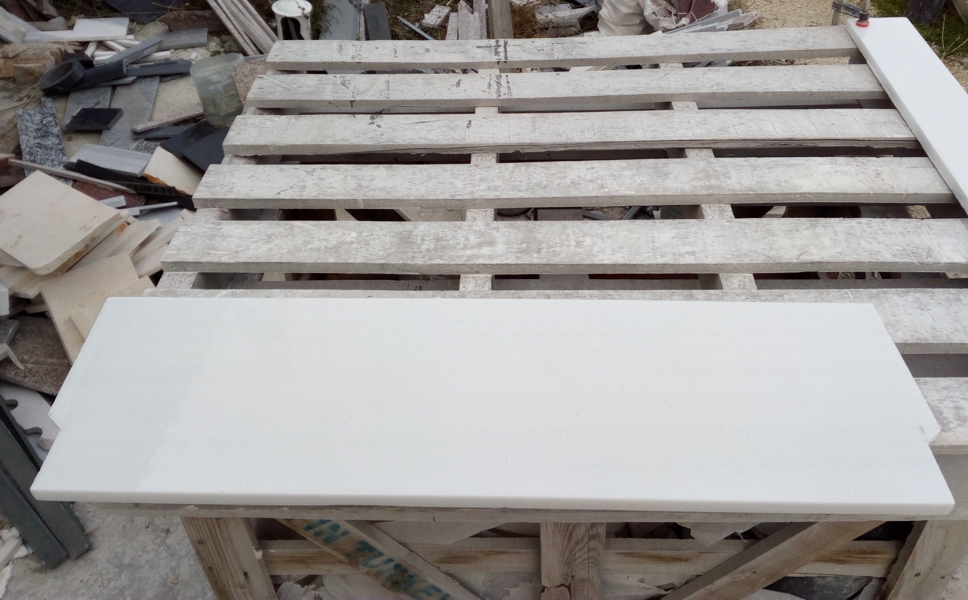 Праг от бял мрамор, изглед на задния кант с обработка - чело и фаска