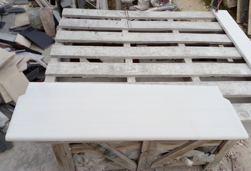 Праг от бял мрамор, изглед на заобления преден кант