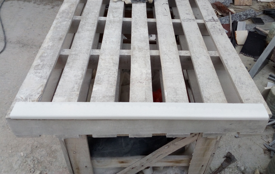 Тесен праг от бял мрамор под вратата, изглед отпред