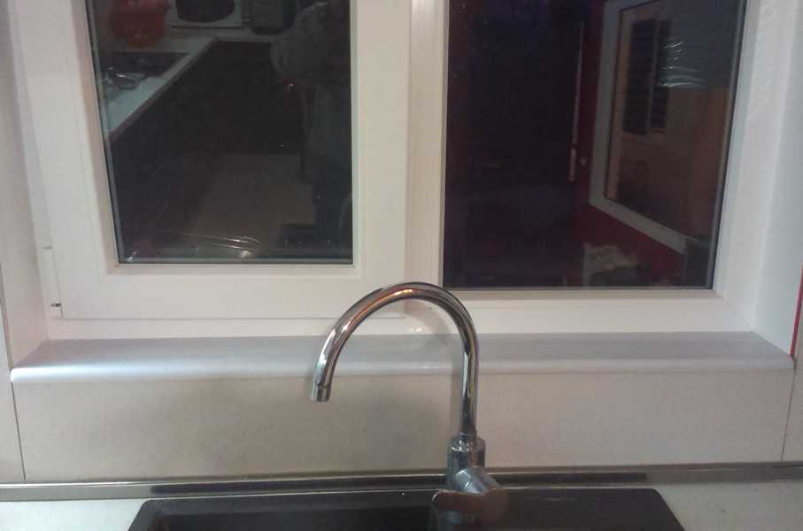 Монтиран мраморен перваз на прозорец на кухня, без ушички за по-малка периферия