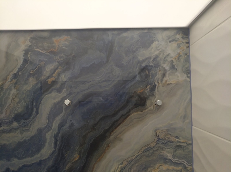 Отвори с диаметър 14 мм, с поставени анкери, на които се закача бойлера