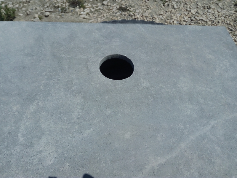 Отвор за тръба-ръкохватка на стъпала към басейн, с диаметър 70 мм, в плоча от гранитогрес с дебелина 2 см
