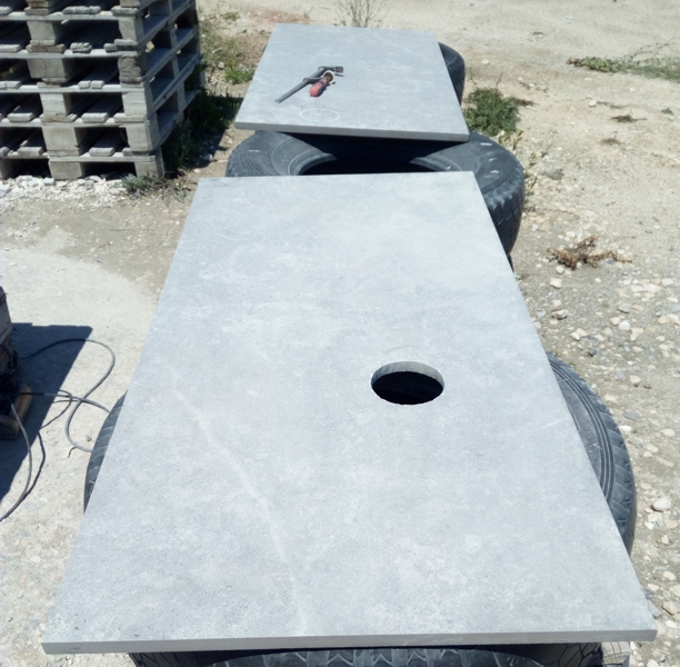 Отвор за тръба-ръкохватка на стъпала към басейн, с диаметър 70 мм, в плоча от гранитогрес с дебелина 2 см на друга плоча