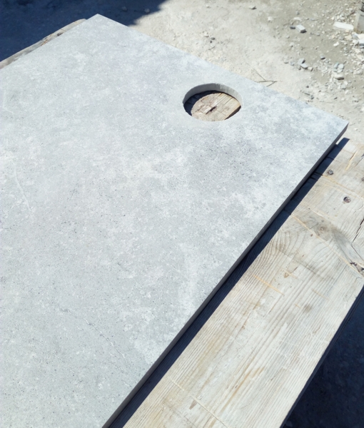 Отвор за тръба-ръкохватка на стъпала към басейн, с диаметър 70 мм, в плоча от гранитогрес с дебелина 2 см на трета плоча